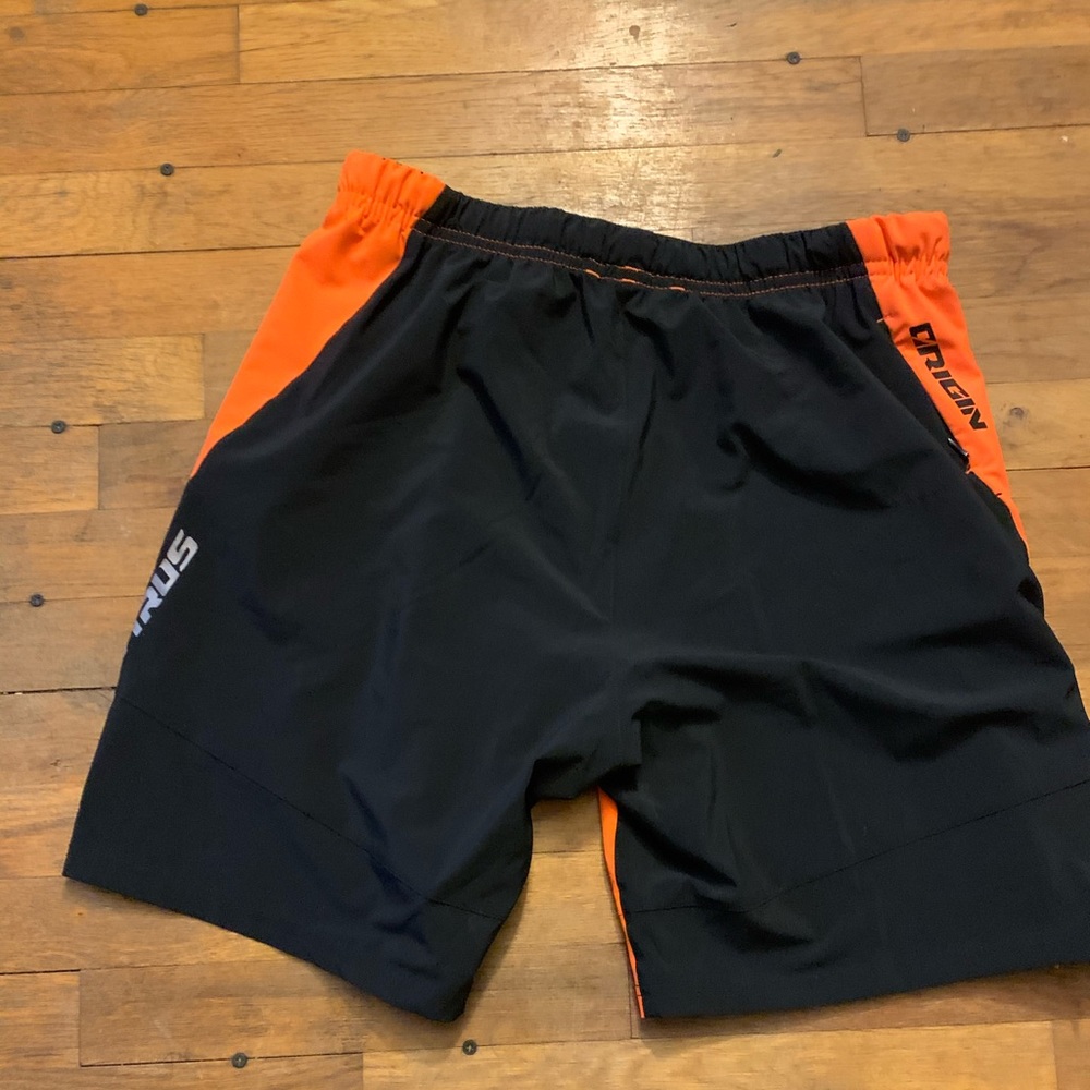 Virus athletic shorts size L EUC